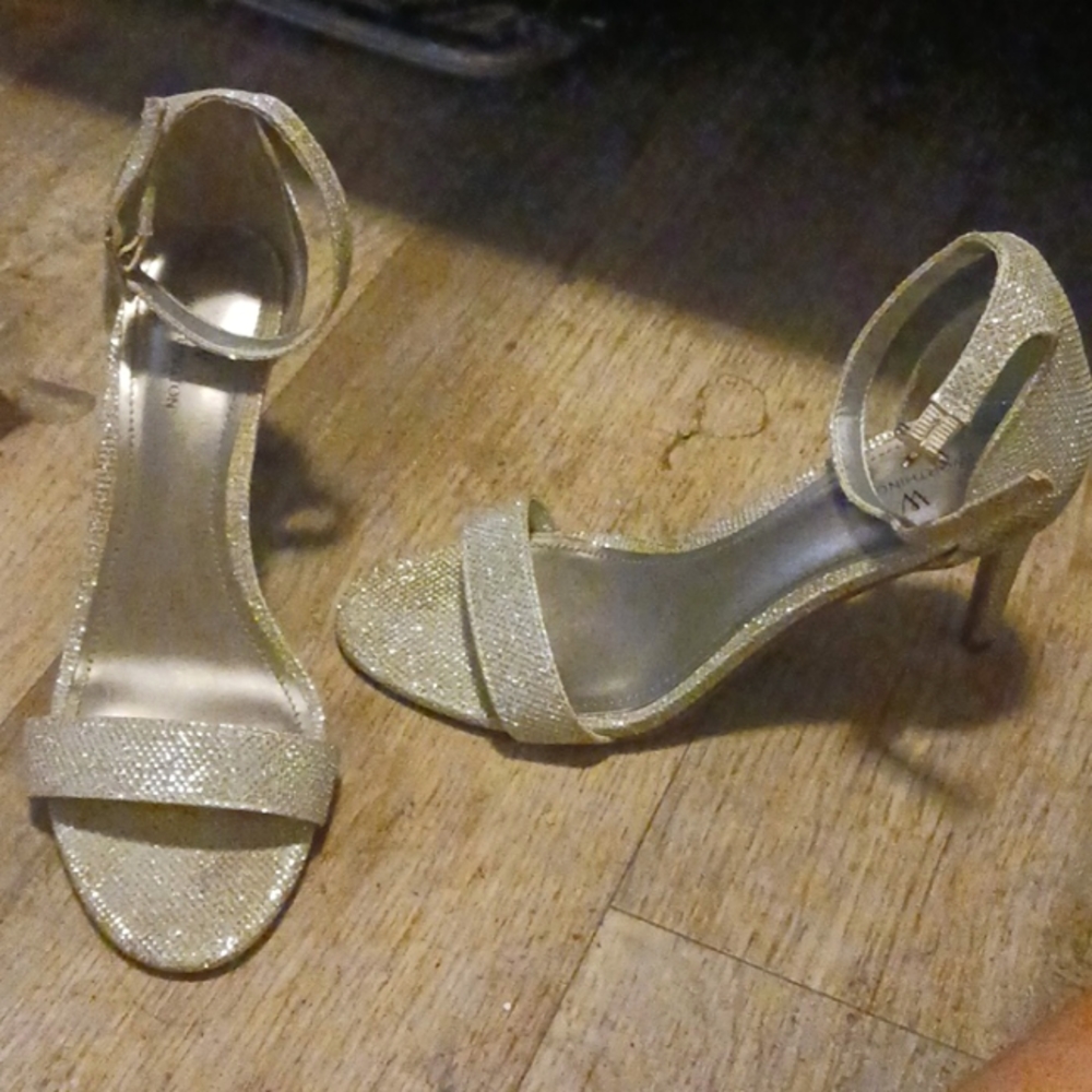 Silver Shiney Worthington heels size 8